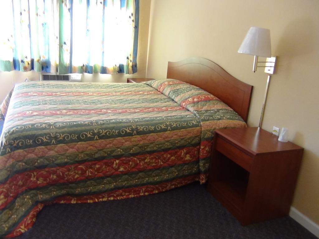 Desert Inn Motel Corona Zimmer foto